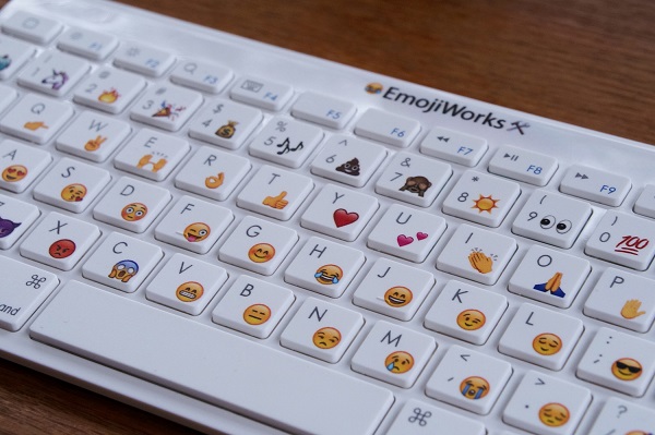 絵文字が打てるワイヤレスキーボード Emoji Keyboard でさくさく入力 Isuta イスタ おしゃれ かわいい しあわせ