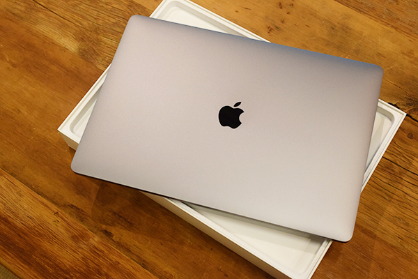 Macbook Pro 13インチ シルバー スペースグレイ 色