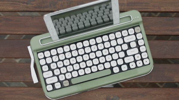 マクロバーが本物のタイプライターみたい レトロ可愛いbluetoothキーボード Penna Isuta イスタ おしゃれ かわいい しあわせ