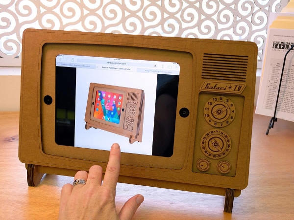 iPadがレトロかわいいテレビに変身♡ リサイクルダンボール製のiPadスタンド『Cardboard iPad TV Stand』