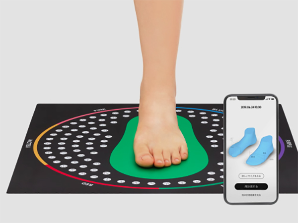 専用マットとスマホであなたの足の形をミリ単位で3D計測してくれる話題の「ZOZOMAT」が気になる！