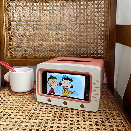 スマホを入れるとレトロTV風に変身♡キュートで便利なティッシュ