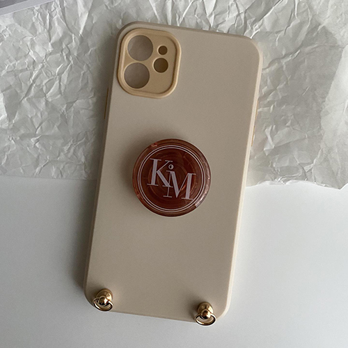 『Kimi.』のロゴ入りグリップが付属する、iPhoneケース「Cafe Latte Case ベージュ」（税込3980円）