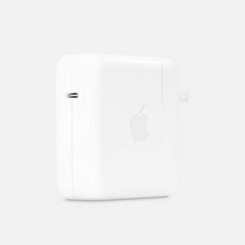 「MacBook Air」に別売りの「67W USB-C電源アダプタ」を組み合わせると、たった30分で最大50％まで充電可能に