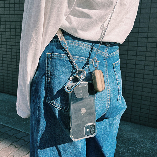 TOKYO LINQSの「phone shoulder strap」には、カラナビが2つ付属。イヤホンケースなどのガジェット類も、スマホと一緒に持ち歩けます