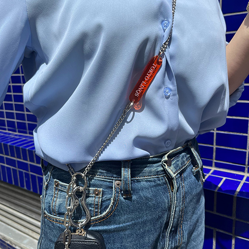 TOKYO LINQSでは、スマホを斜め掛け可能な、ショルダータイプの「phone shoulder strap」も販売中