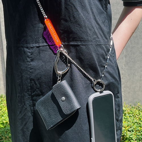手ぶらでお散歩に出かけたいなら、ミニポシェットを「phone shoulder strap」のカラナビに装着してみてはいかが？