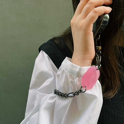 TOKYO LINQSの「phone strap」は、プレートやチェーンのカラーによって、全くことなる印象のストラップとして楽しむことができそう