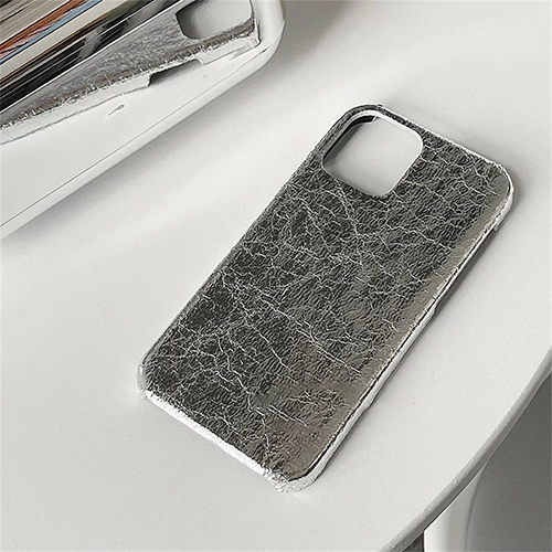 「The MARKET 809」のiPhoneケース「silver metallic leather iPhone case」
