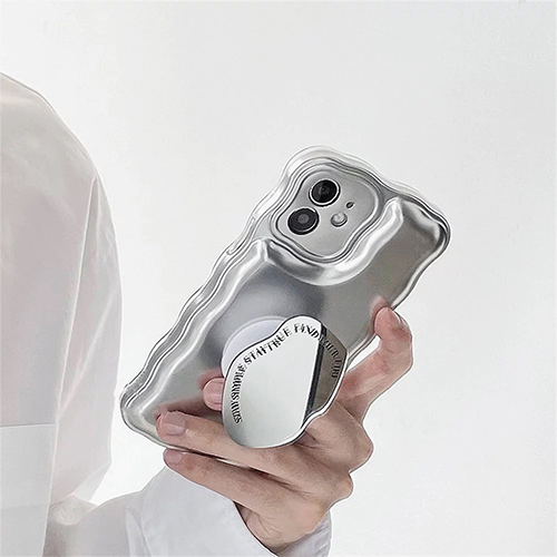 「The MARKET 809」のiPhoneケース「silver metallic mirror iPhone case」