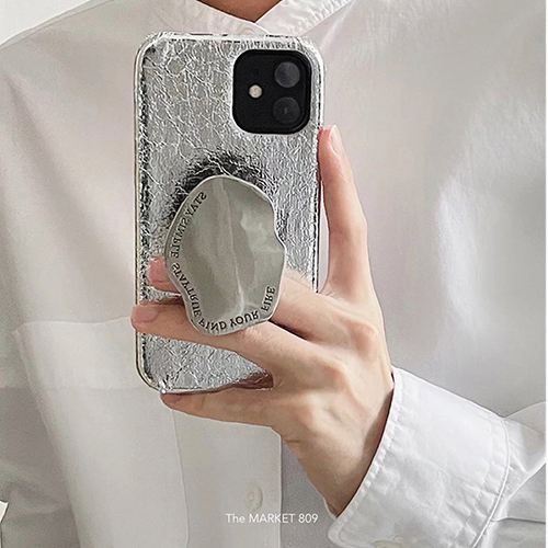 「The MARKET 809」のiPhoneケース「silver metallic leather iPhone case」