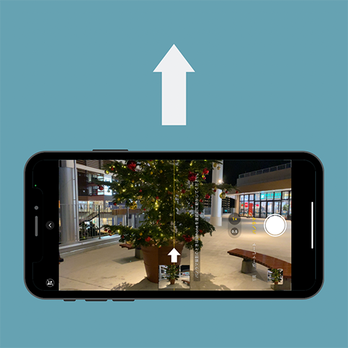 iPhoneカメラの「パノラマ」モードで、クリスマスツリーを撮影する画面