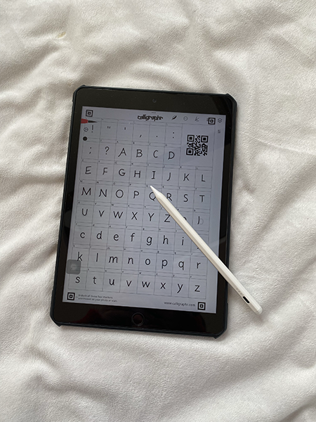 iPadで、「calligraphr」のフォント作成を操作する画面