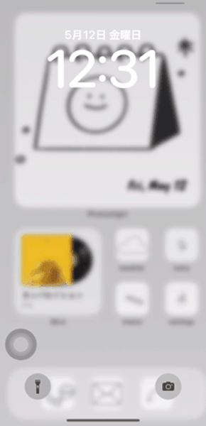 「スケルトン壁紙」を設定したiPhoneロック画面