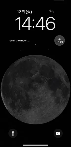 iPhoneロック画面に『月』の壁紙を設置した画面