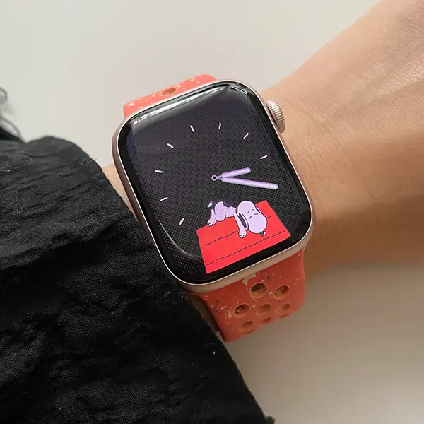 「Apple Watch Series 9」のピンクに「マジックエンバーNikeスポーツバンド」を合わせた様子