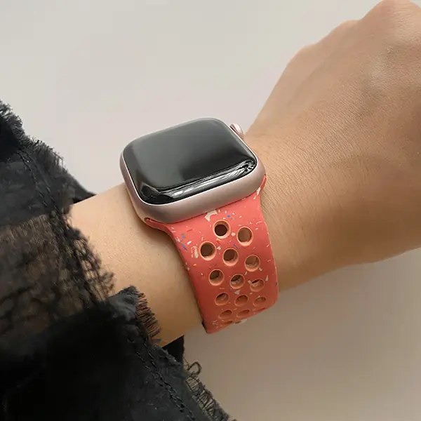 「Apple Watch Series 9」のピンクに「マジックエンバーNikeスポーツバンド」を合わせた様子