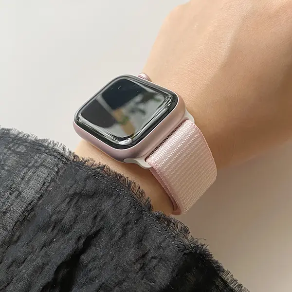 「Apple Watch Series 9」のピンクに「ライトピンクスポーツループ」を合わせた様子