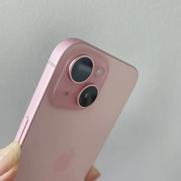 「iPhone 15」の『ピンク』カラーのカメラ部分