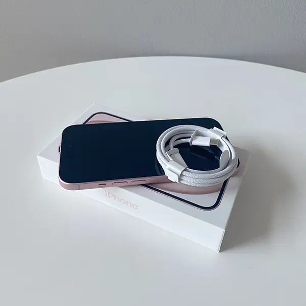 「iPhone 15」の『ピンク』カラーの梱包物