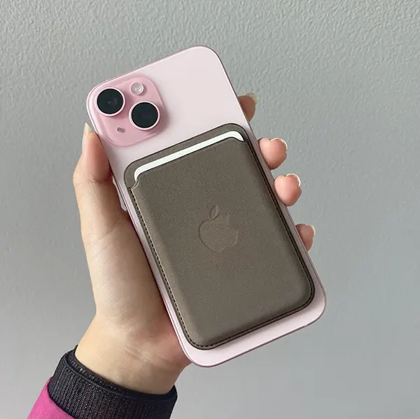 「iPhone 15」の『ピンク』カラーにファインウーブンウォレットをつけた様子