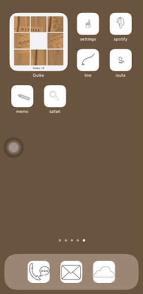 iOS 17を搭載したiPhoneホーム画面にカスタマイズアプリ「Quike Widget」のウィジェットを追加した画面