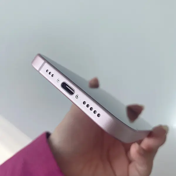 「iPhone 15」の『ピンク』カラーのUSB-C端子部分
