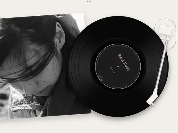 iPadでレコードプレーヤー風に音楽を楽しめるアプリ「MD Vinyl」を操作する画面