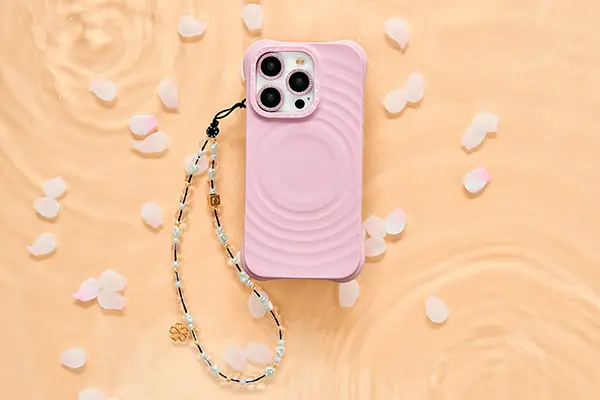CASETiFY（ケースティファイ）の日本限定『サクラ コレクション』で展開されるiPhoneケース「ウェーブ シリコンケース」『桜ピンク』と、スマホストラップ「Sakura Phone Charm by CASETiFY」