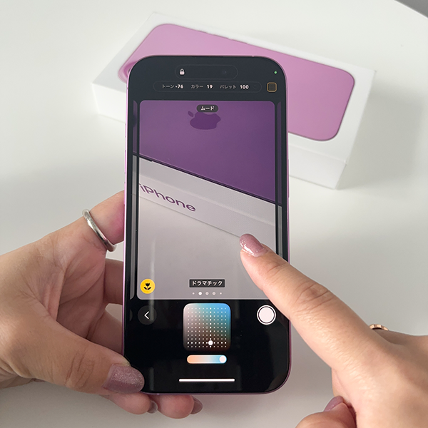 iPhone 16のカメラでスタイル調整する様子