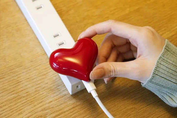 フェリシモの推し色を楽しむブランド「OSYAIRO（おしゃいろ）」で展開されているワイヤレスイヤホン「HeartBuds（Charger）」」