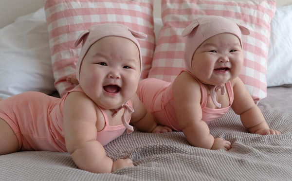 見てるだけで癒される…♡双子の赤ちゃんのおそろいコーデ写真がかわいすぎる！