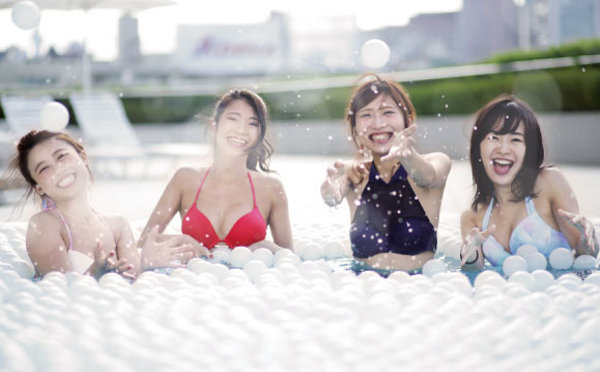 5万個の白いボールと戯れる 東京ドームホテルで開催のプールパーティーが夏の締めくくりにピッタリ Isuta イスタ 私の 好き にウソをつかない