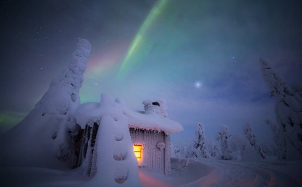 死ぬまでに行ってみたい…！オーロラに照らされたフィンランド最北の地が神秘的