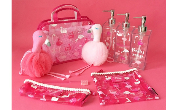 ピンクだらけでテンション上がる♡フラミンゴと虹がラッキーチャームの新生活グッズがPLAZAで発売