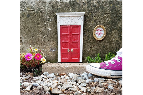 小人や妖精が住んでるみたい 街中に設置された小さなドアのアートに心が和む ガジェット通信 Getnews