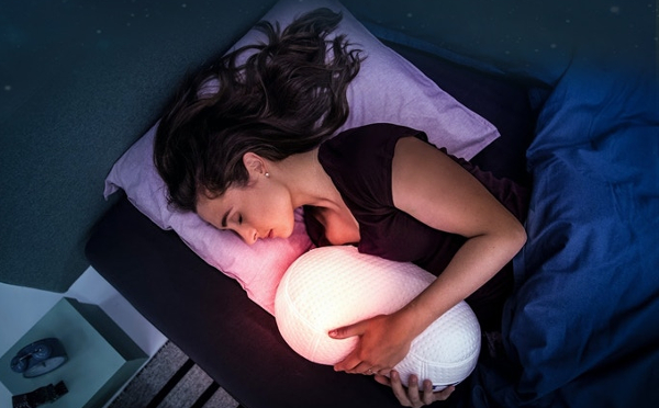 寝つきが悪い人におすすめ♡安眠をサポートしてくれる「ハグ枕ロボット」が優秀…！