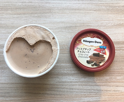 ハーゲンダッツに新作チョコフレーバーが仲間入り♡パリパリ食感がたまらない「クリスプチップチョコレート」を食べてみた