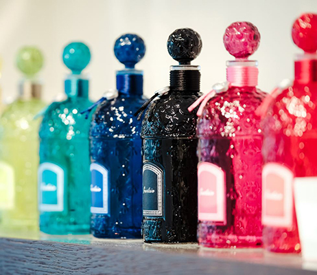 芸術品のような美しさ！ゲランの人気フレグランスを収めた「カラー ビーボトル」がGINZA SIX店に日本初登場！