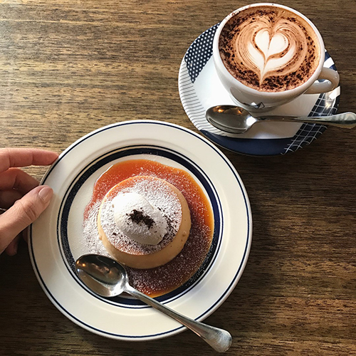 あなたは固め派？とろとろ派？昔ながらの手作りプリンが食べられるカフェを見つける私のお散歩旅