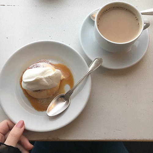 あなたは固め派？とろとろ派？昔ながらの手作りプリンが食べられるカフェを見つける私のお散歩旅