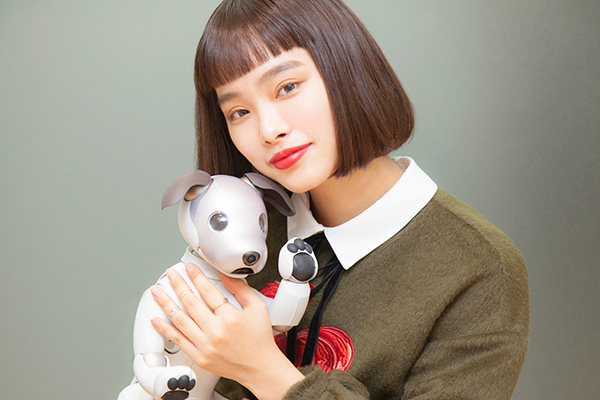 Isuta Girl 約12年ぶりの登場で話題 ソニーのイヌ型ロボット Aibo アイボ は植村麻由も虜になるかわいさ Isuta イスタ おしゃれ かわいい しあわせ