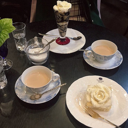 グラスにおさまりきらないフォトジェ！飲むのがもったいなくなる薔薇のクリームソーダ♡