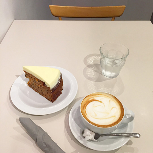 今どきケーキ界の人気者 見た目もかわいいキャロットケーキを見つける 私のお散歩旅 Isuta イスタ おしゃれ かわいい しあわせ