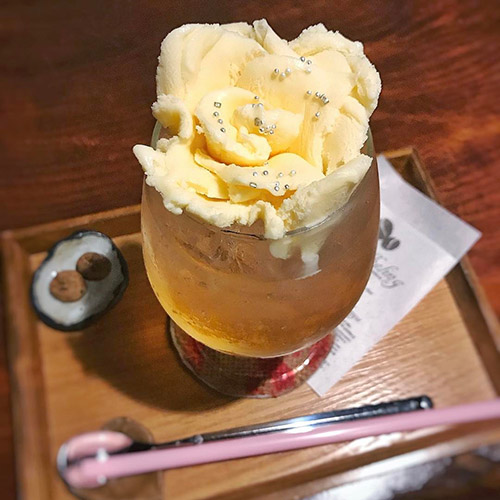 グラスにおさまりきらないフォトジェ！飲むのがもったいなくなる薔薇のクリームソーダ♡