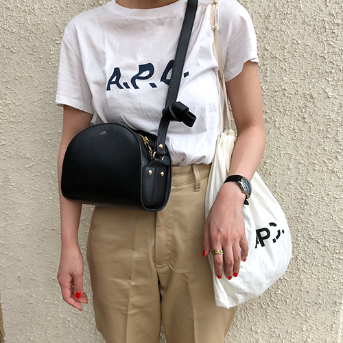 “白×ロゴT”がなんだかんだ1番使える。1枚でおしゃ見え確実な、Tシャツコーデ集