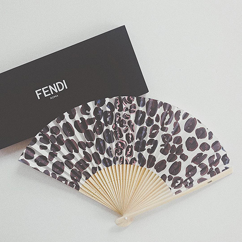 ほしい人は急いでGETして。Numero TOKYO特別号のFENDIのオリジナル扇子がお得かわいい♡