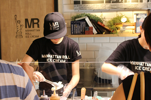 マンハッタンロールアイスクリーム原宿店で1周年記念♡8月21日先着100名限定でロールアイスが100円に！