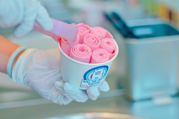 ロールアイスクリームファクトリーが横浜にOPEN♩ちょっと遅めの22時まで営業がうれしい♡