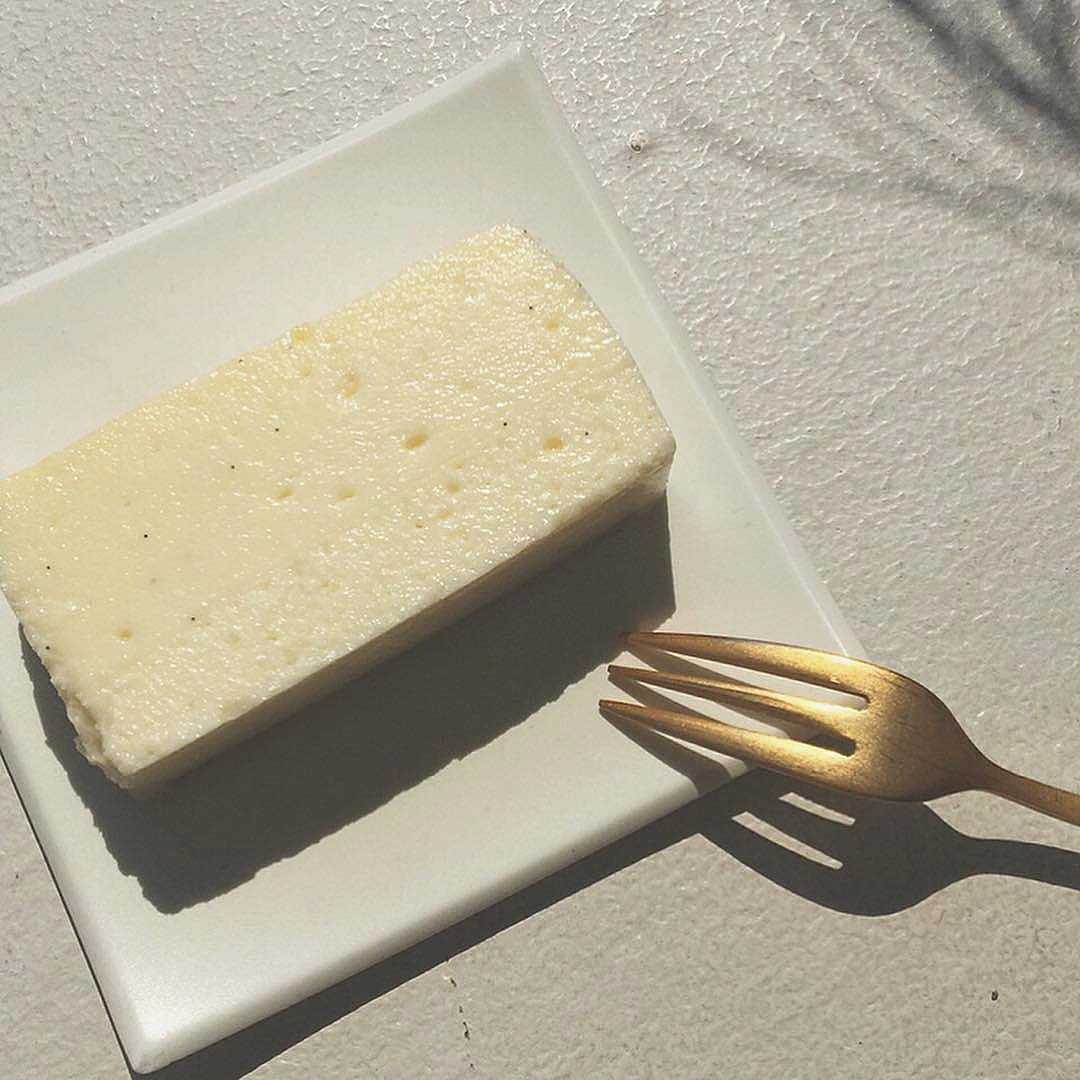 白く四角い何これな物体 正真正銘の美味しさが味わえる福岡カフェ Abeki のホワイトチーズケーキが気になる Isuta イスタ おしゃれ かわいい しあわせ